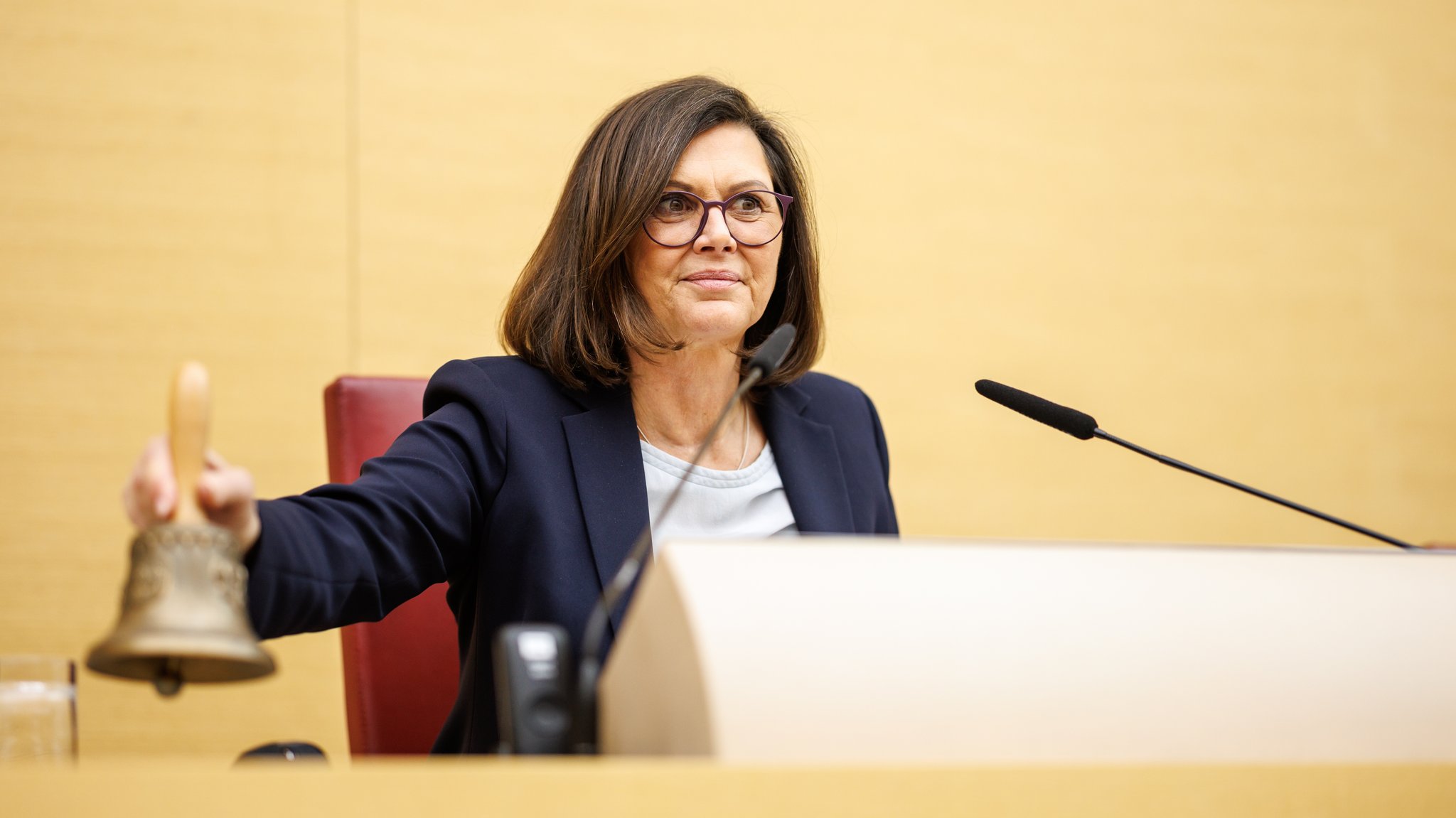 Ilse Aigner (CSU), Präsidentin des Bayerischen Landtags, läutet zu Beginn einer Plenarsitzung im Bayerischen Landtag die Glocke.