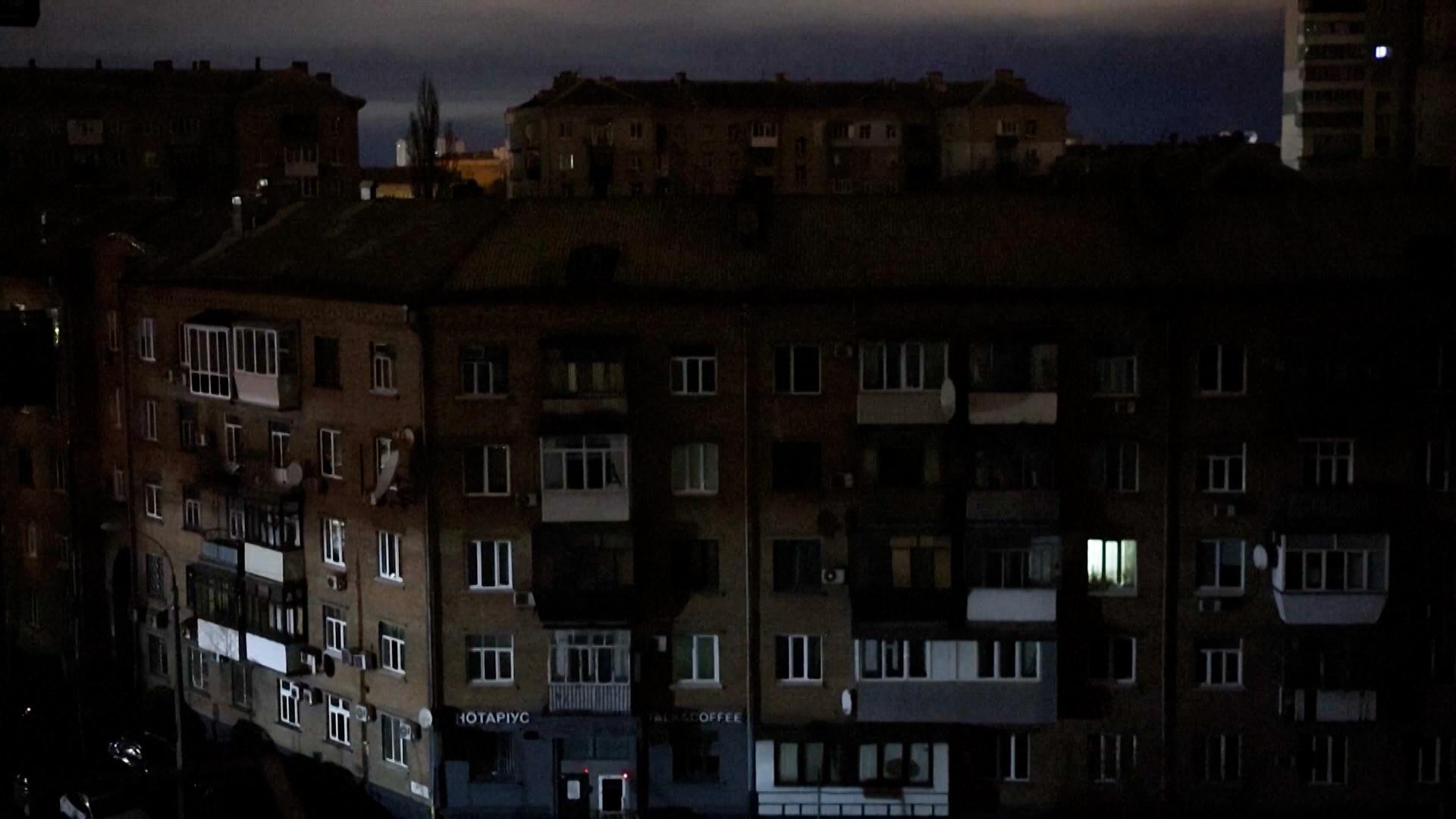 Ukrainische Wohnsiedlung bei Nacht.