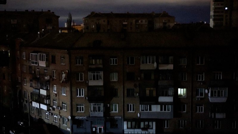 Ukrainische Wohnsiedlung bei Nacht. | Bild: Bayerischer Rundfunk 2025 Ukrainische Wohnsiedlung bei Nacht.