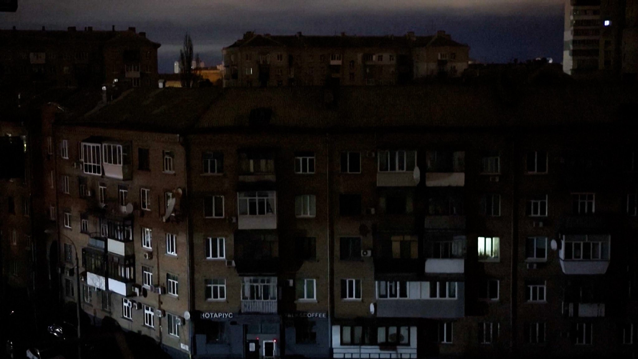 Ukrainische Wohnsiedlung bei Nacht.