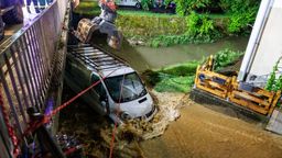 21.05.2024, Bayern, Kastl: Feuerwehrleute und ein Bagger arbeiten daran, einen Kastenwagen aus den Überflutungen vor einer Brücke zu bergen.  | Bild:BR-Bild/dpa-Bildfunk/Daniel Karmann