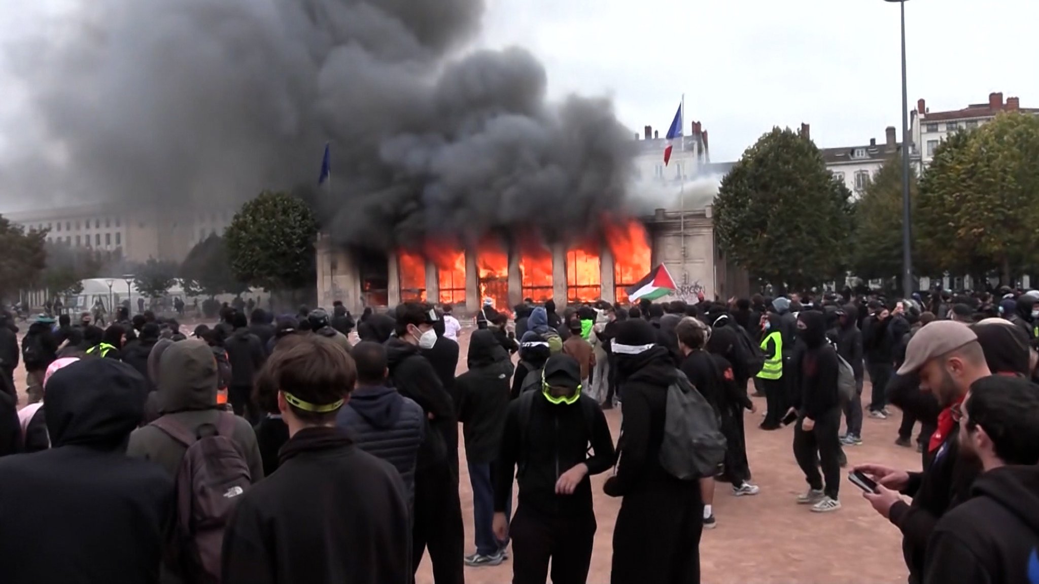 Paris: Zusammenstöße bei Massenprotesten | Bild: BR Paris: Zusammenstöße bei Massenprotesten
