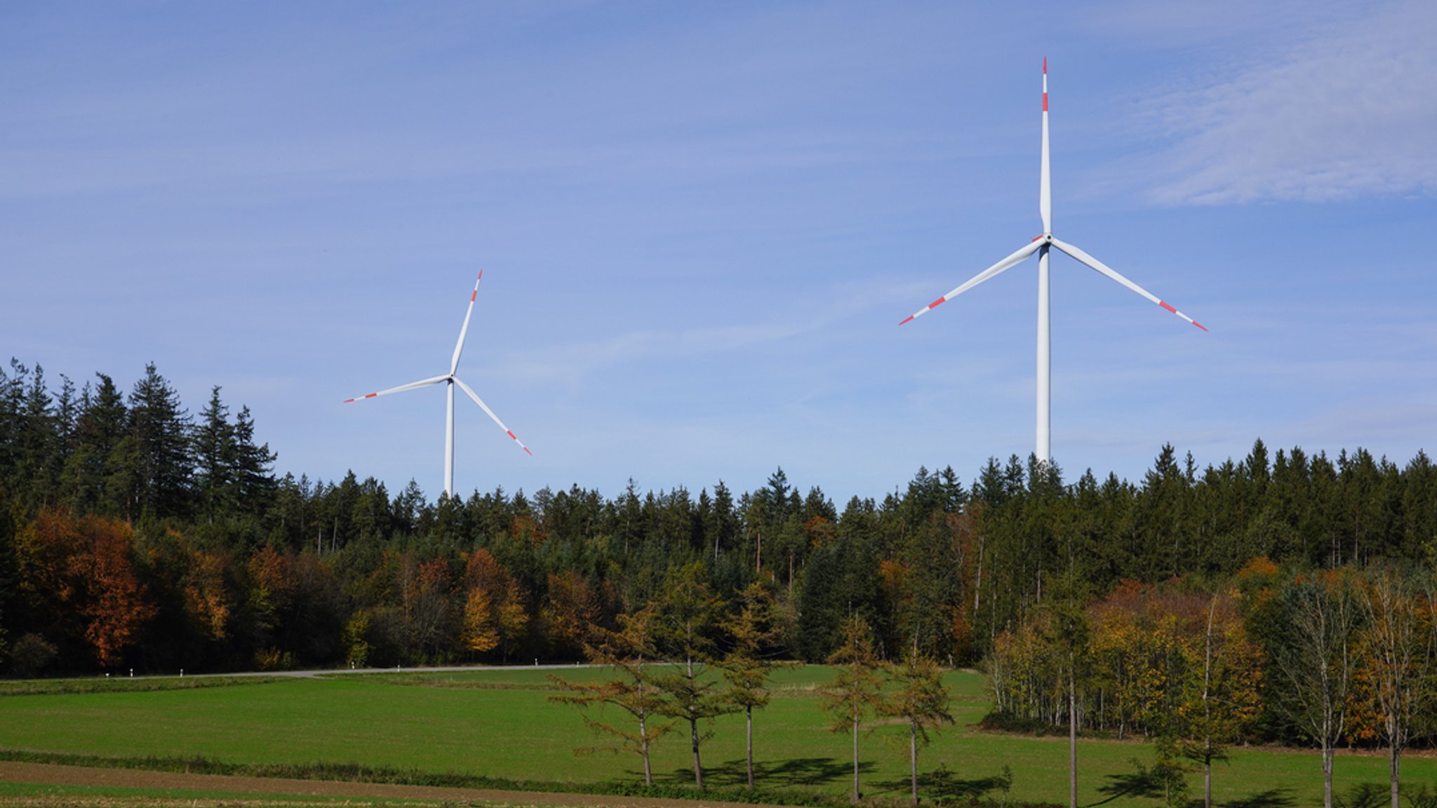 Der Landtag hat ein neues Bürgerbeteiligungsgesetz verabschiedet, bei dem Kommunen künftig Geld erhalten, wenn auf ihrem Gebiet Windräder oder PV-Anlagen entstehen. Die Opposition kritisiert mangelnde Bürgerbeteiligung. | Bild: BR/Bernd Nitsche Der Landtag hat ein neues Bürgerbeteiligungsgesetz verabschiedet, bei dem Kommunen künftig Geld erhalten, wenn auf ihrem Gebiet Windräder oder PV-Anlagen entstehen. Die Opposition kritisiert mangelnde Bürgerbeteiligung.