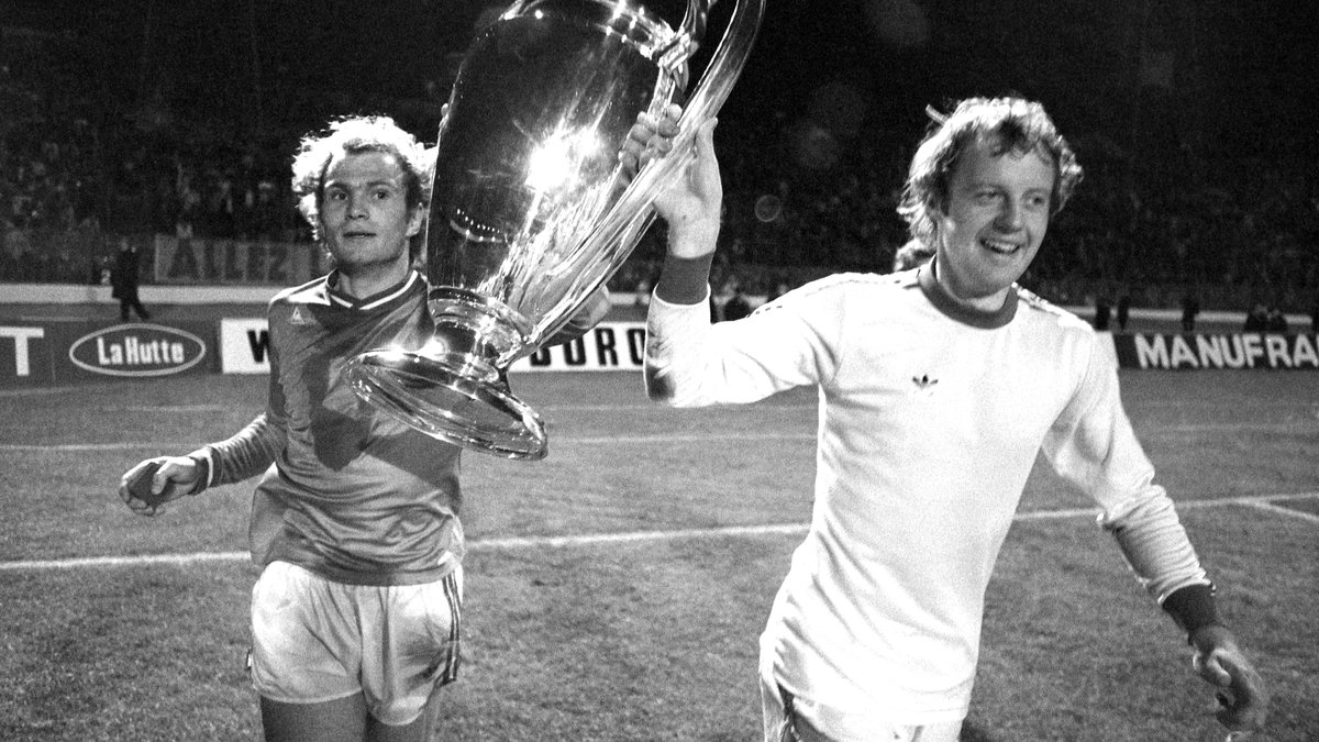 Am Gipfel 1974: der FC Bayern um Uli Hoeneß (l.) und Johnny Hansen