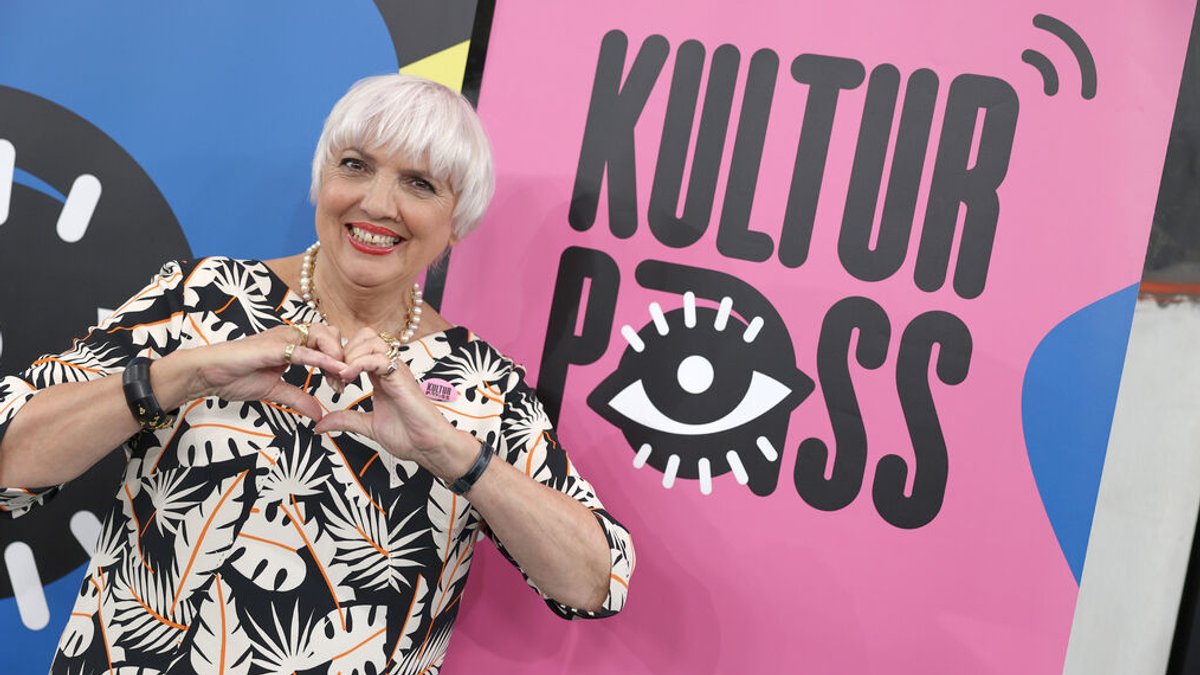 Kulturstaatsministerin Roth steht vor dem Logo vom «KulturPass».