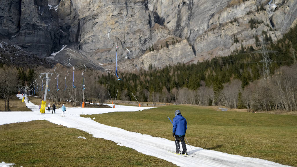 Skilift bei Schneemangel in der Schweiz