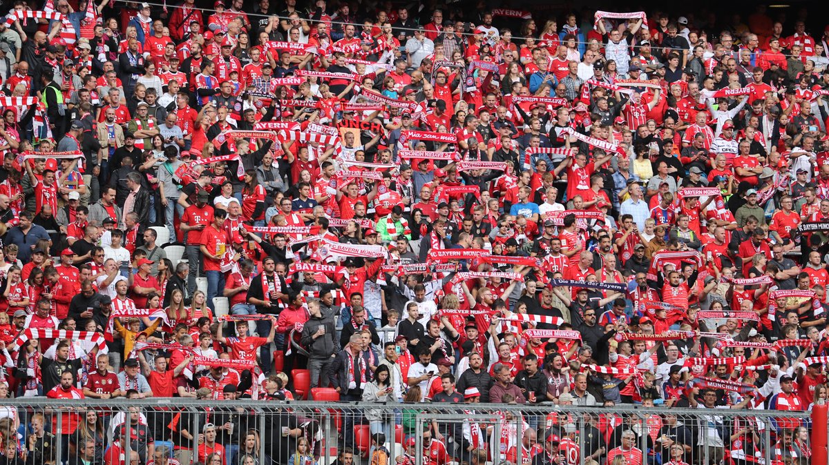 Fußballfans am 10.09.2022 in der Münchner Allianz-Arena.