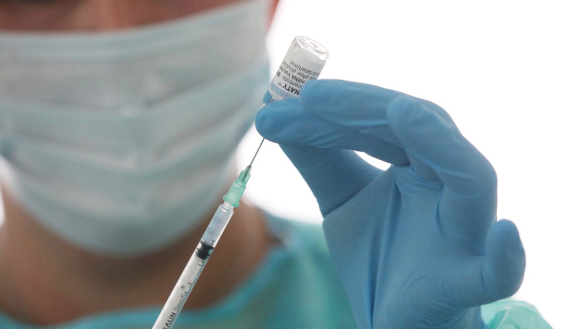 Eine Krankenschwester füllt eine Spritze mit dem Impfstoff von Biontech/Pfizer.