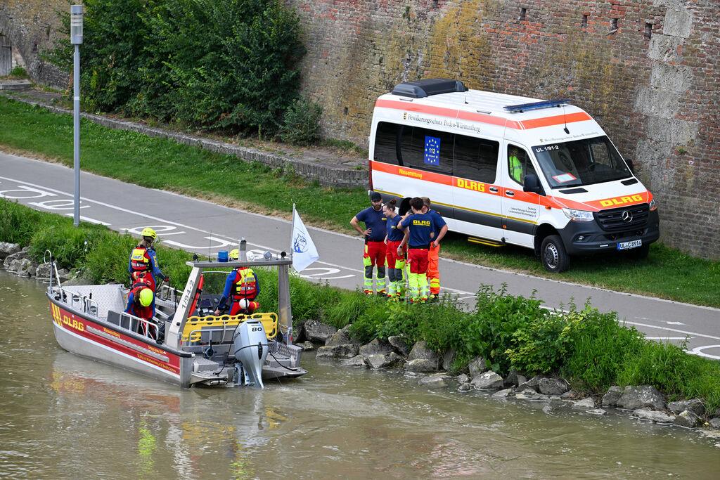 03.08.2024, Baden-Württemberg, Ulm: Einsatzkräfte suchen am Mittag auf der Donau zwischen Ulm und Neu-Ulm nach einem vermissten Schwimmer. Die Suche nach dem vermissten Menschen in der Donau in Ulm geht weiter. Mit Booten sind die Einsatzkräfte am Nachmittag erneut ausgerückt. Weder Geschlecht noch Alter des Vermissten hat die Polizei bislang mitgeteilt. Laut einem Sprecher der Deutschen Lebens-Rettungs-Gesellschaft (DLRG) war die Person am Freitag mit einer kleineren Gruppe schwimmen und ist dabei untergegangen. Foto: Marius Bulling/dpa +++ dpa-Bildfunk +++