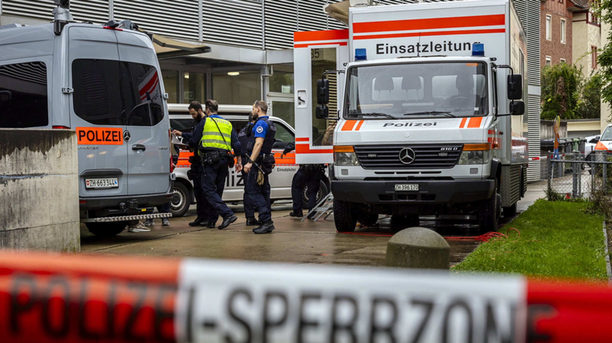 01.10.2024, Schweiz, Zürich: Einsatzkräfte der Polizei bei einem Einsatz in einem Quartier, nahe Berninaplatz in Zürich- Oerlikon.