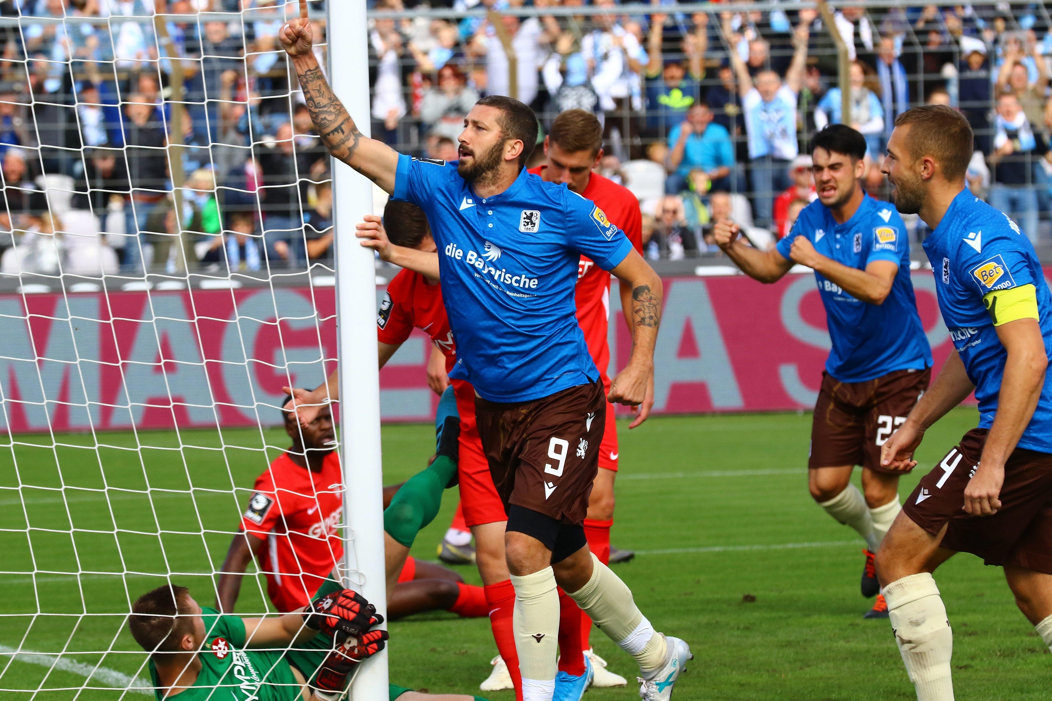 Löwen-Spieler feiern ein Tor | Bild: picture-alliance/dpa Löwen-Spieler feiern ein Tor