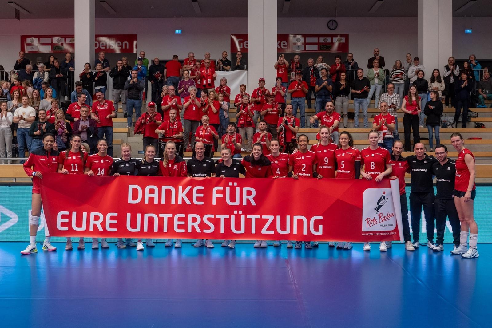 Die Mannschaft der Roten Raben in der Ballsporthalle Vilsbiburg. 