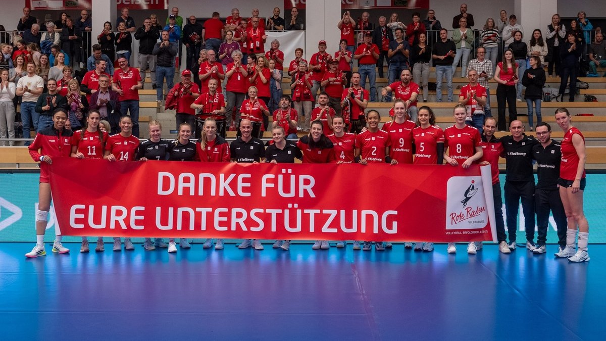 Die Mannschaft der Roten Raben in der Ballsporthalle Vilsbiburg. 