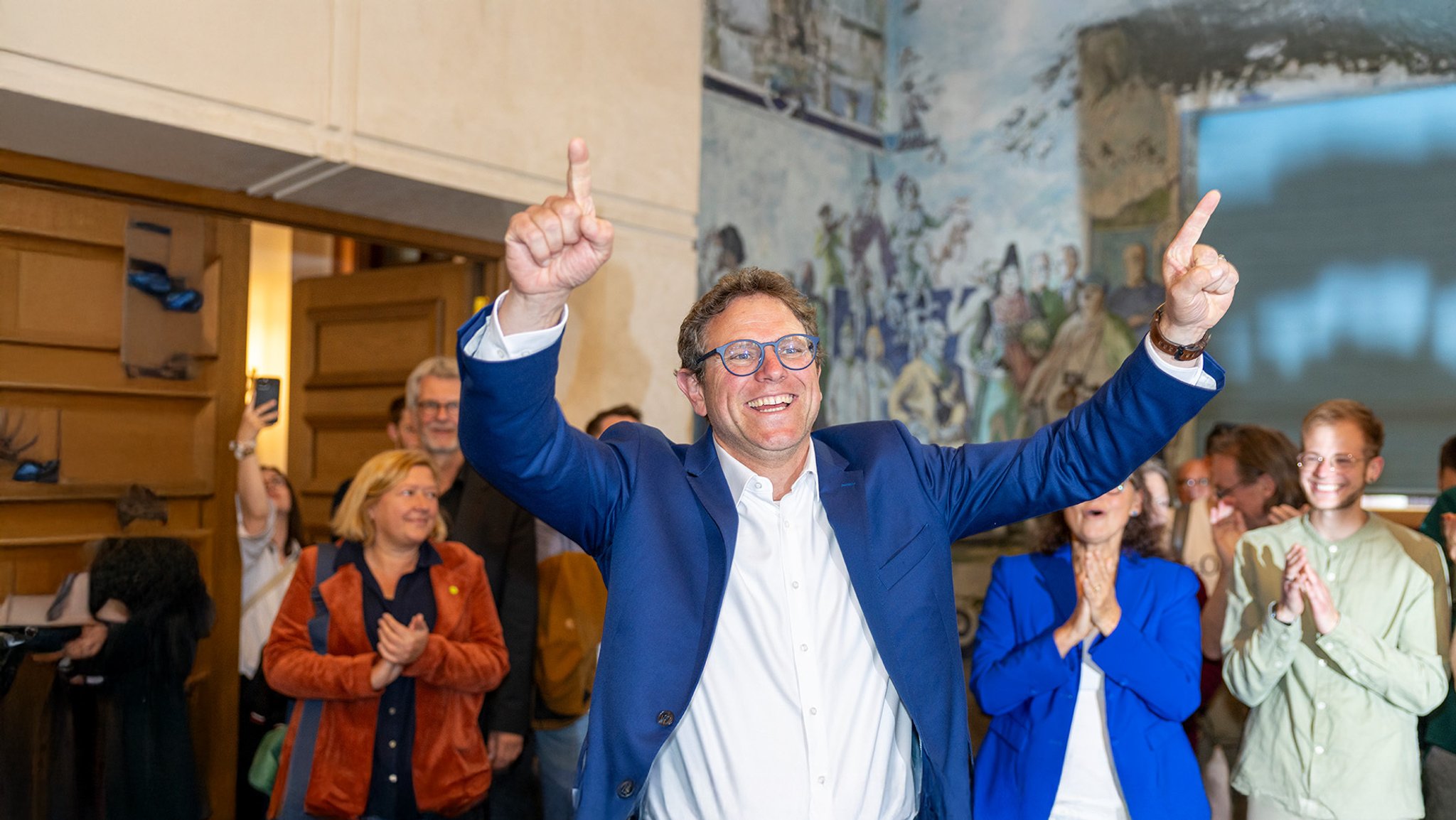 Martin Heilig feiert Wahlsieg bei Oberbürgermeisterwahl in Würzburg