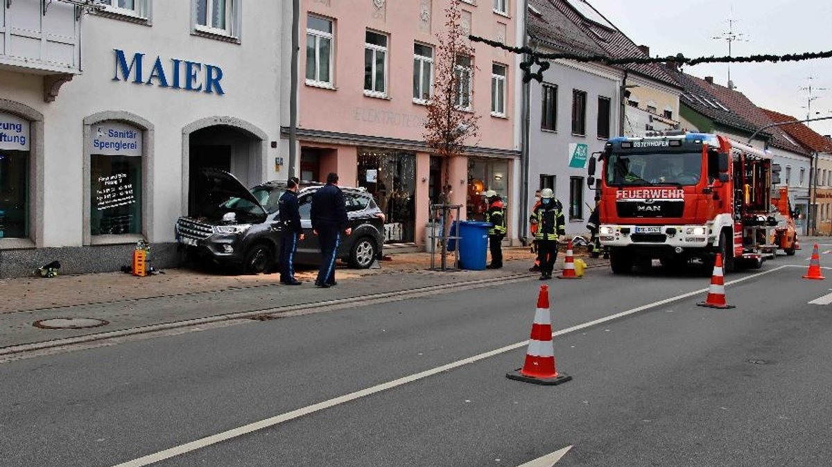 Einsatzkräfte an der Unfallstelle in Osterhofen