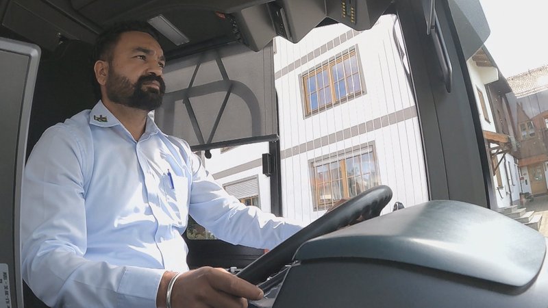 Inder lenkt einen Bus. | Bild: BR/Lucia Gillemot Inder lenkt einen Bus.