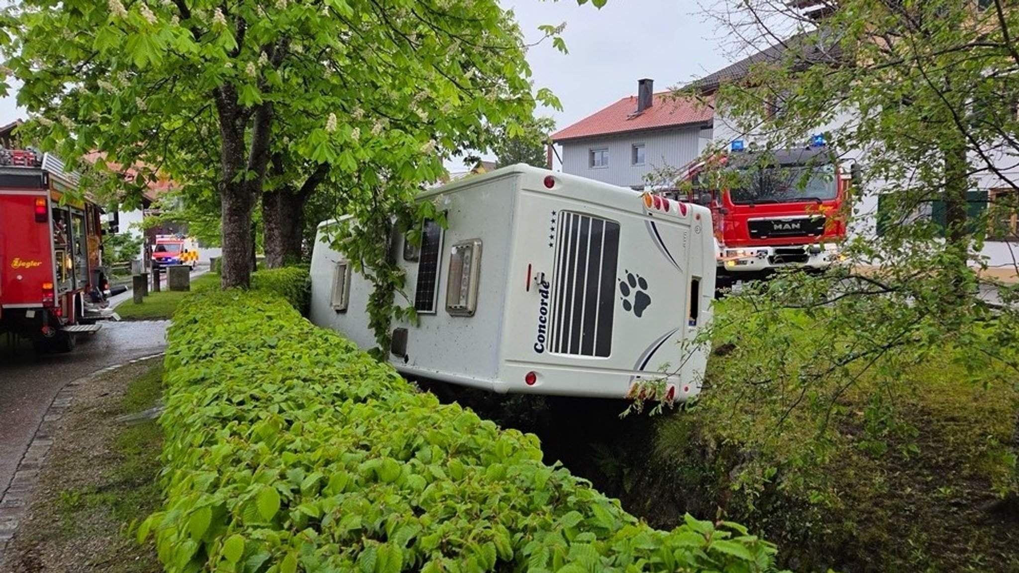 Wohnmobil rollt in Nesselwang los und kippt in Bach