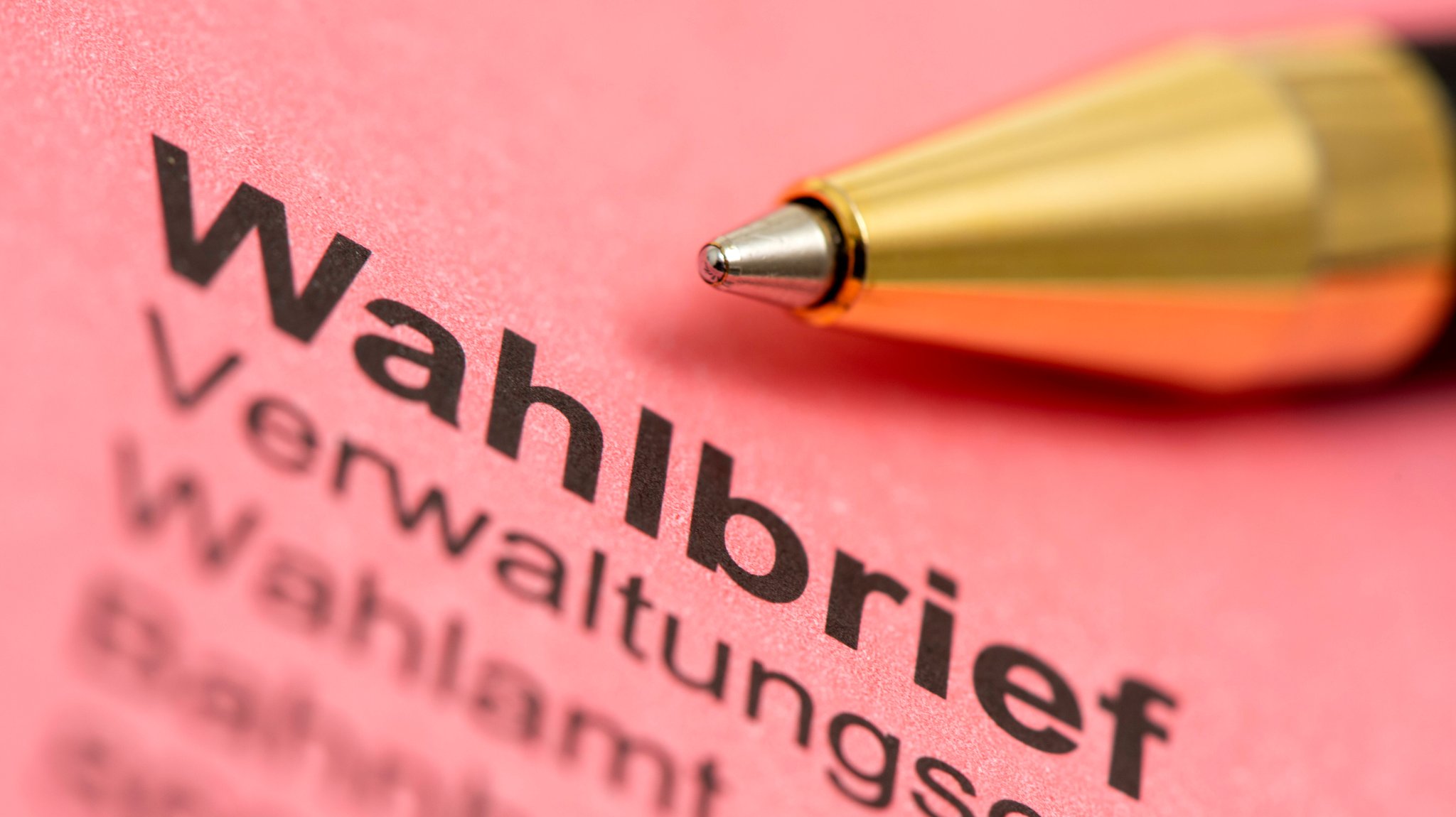 Ein Wahlbrief für die Stichwahl der Kommunalwahlen in Bayern, drauf liegt ein Kugelschreiber.