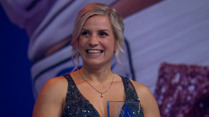 Tina Rupprecht erhält den Bayerischen Sportpreis in der Kategorie "Sportmomente für die Ewigkeit" | Bild: BR Tina Rupprecht erhält den Bayerischen Sportpreis in der Kategorie "Sportmomente für die Ewigkeit"