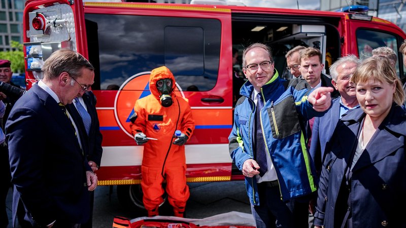 Bundesinnenminister Dobrindt hat seine Pläne zum Zivilschutz heute in Berlin vorgestellt. | Bild: dpa-Bildfunk/Kay Nietfeld Bundesinnenminister Dobrindt hat seine Pläne zum Zivilschutz heute in Berlin vorgestellt.