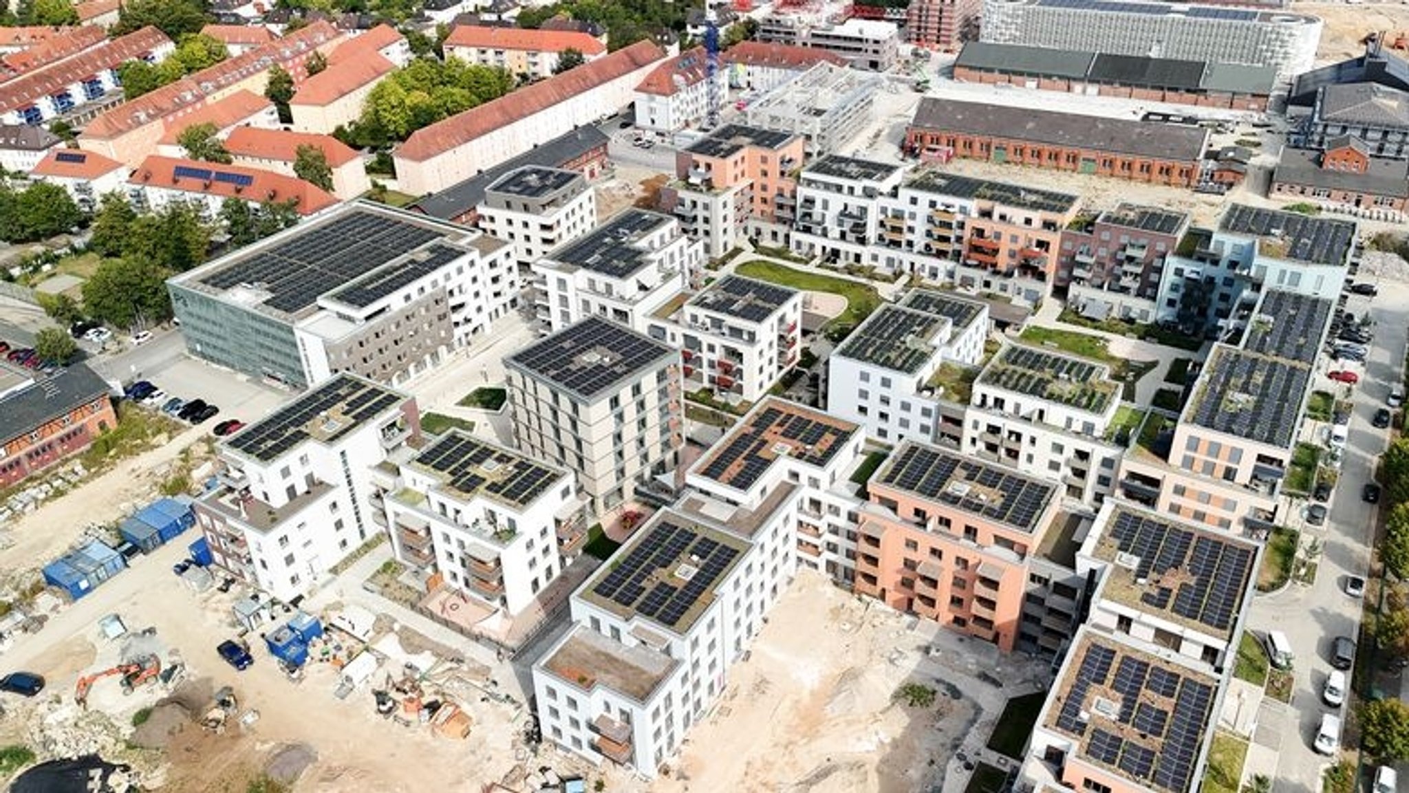 Neubauten mit Solaranlagen auf den Dächern reihen sich an alte Kasernengebäude. Ein Teil der Fläche ist abgerissen worden. Mit der Drohnen fotografiert auf dem Lagarde-Quartier