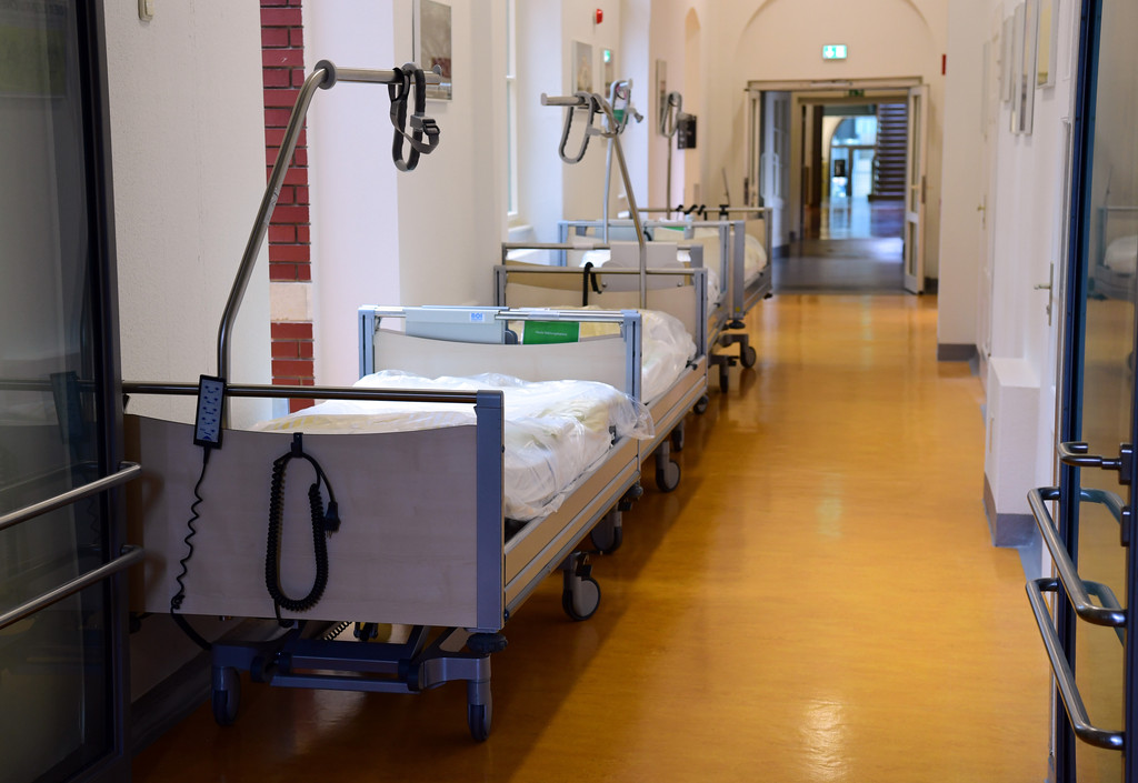 Leere Betten in einem Krankenhaus (Symbolbild)