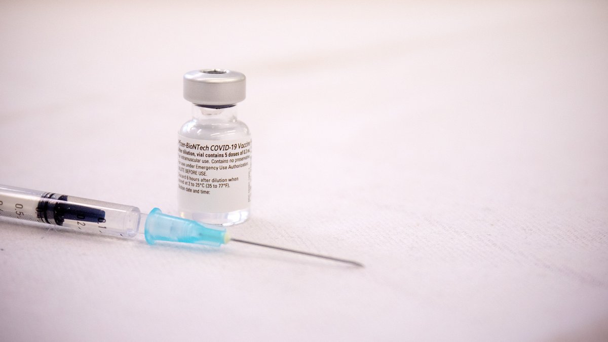 Spritze mit Impfstoff-Ampulle