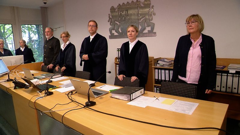 Darf der bayerische Verfassungsschutz die AfD beobachten? Das muss das Verwaltungsgericht München entscheiden. Prozessbeginn war am Dienstag - mit einem Eingeständnis des Verfassungsschutzes und einer neuen Taktik der AfD. | Bild: BR Darf der bayerische Verfassungsschutz die AfD beobachten? Das muss das Verwaltungsgericht München entscheiden. Prozessbeginn war am Dienstag - mit einem Eingeständnis des Verfassungsschutzes und einer neuen Taktik der AfD.