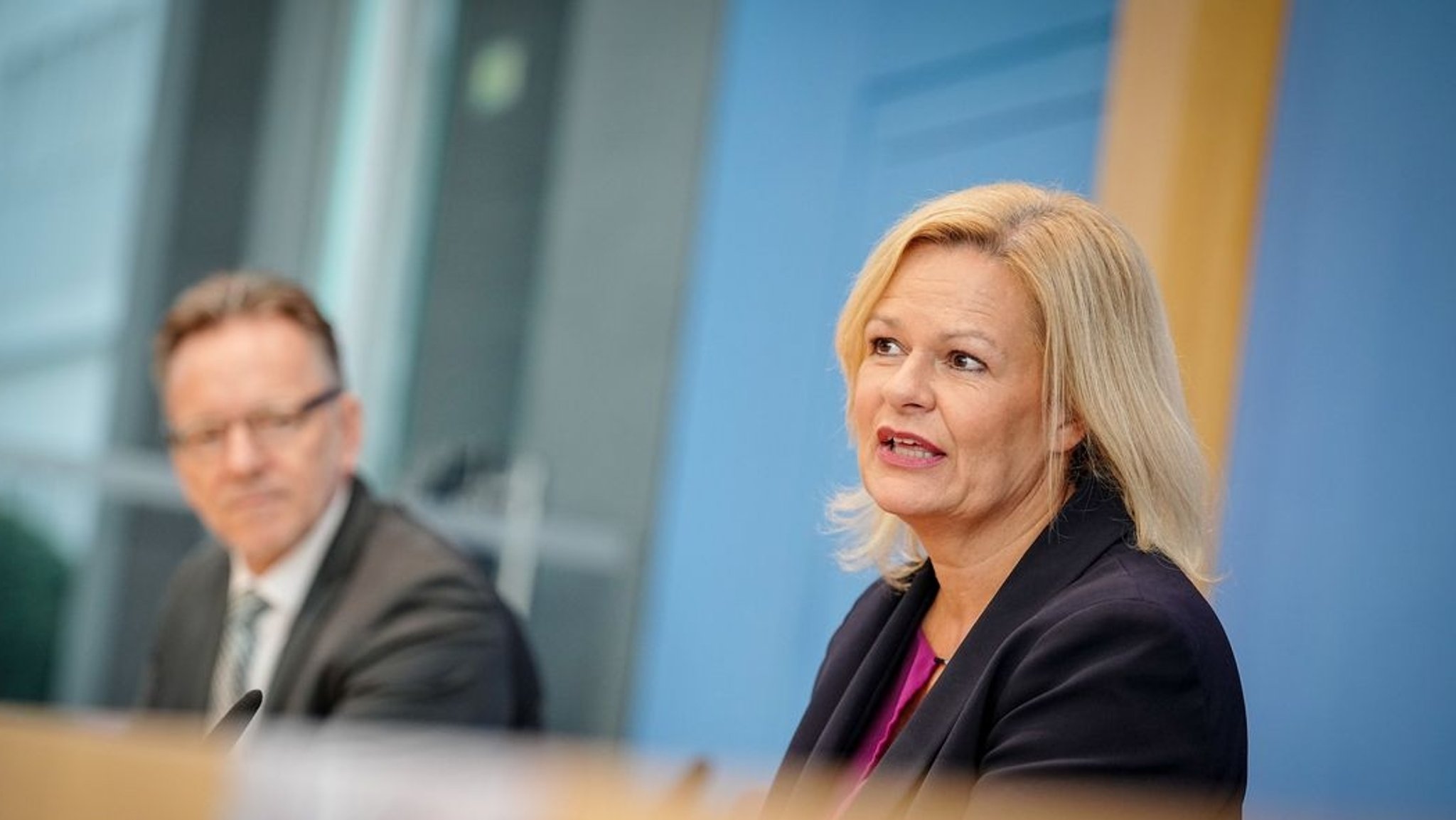 Nancy Faeser (SPD), Bundesministerin für Inneres und Heimat, und Holger Münch, Präsident des Bundeskriminalamtes (BKA), bei der Pressekonferenz.