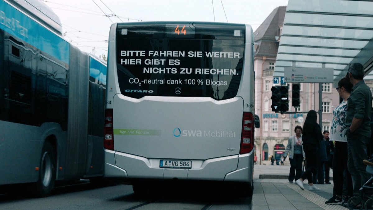 Ein Biogas-Bus der Stadtwerke Augsburg an der Haltestelle Königsplatz