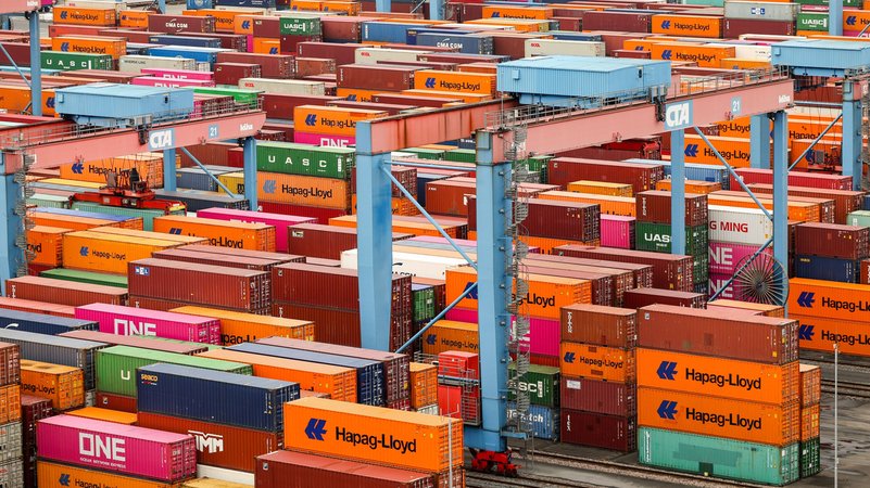 Der Container Terminal Altenwerder (CTA) der Hamburger Hafen und Logistik AG (HHLA) | Bild: dpa-Bildfunk/Christian Charisius Der Container Terminal Altenwerder (CTA) der Hamburger Hafen und Logistik AG (HHLA)