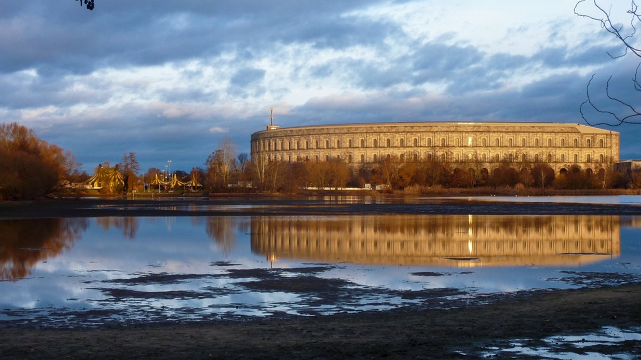 Außenansicht der Kongresshalle in Nürnberg .