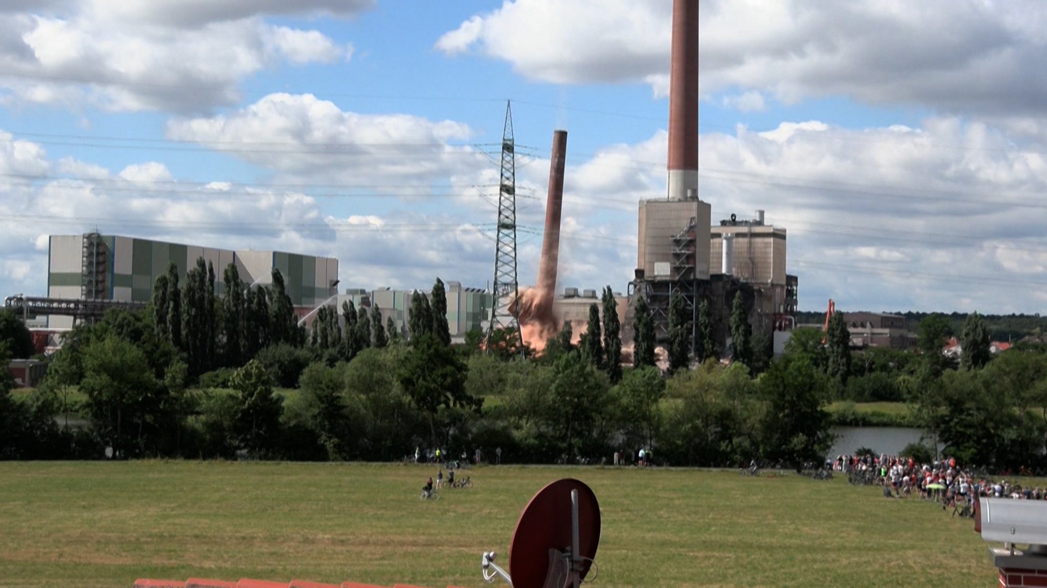 Der Turm im ehemaligen Papierwerk in Stockstadt am Main wird gesprengt. 
