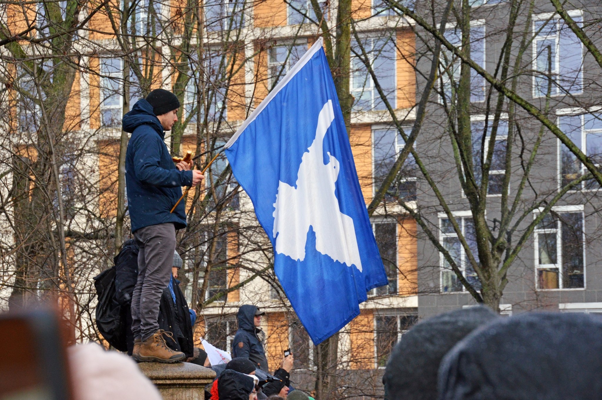 "Aufstand für den Frieden" - Kundgebung am 25.02. in Berlin (Mann mit Fahne mit Friedenstaube)