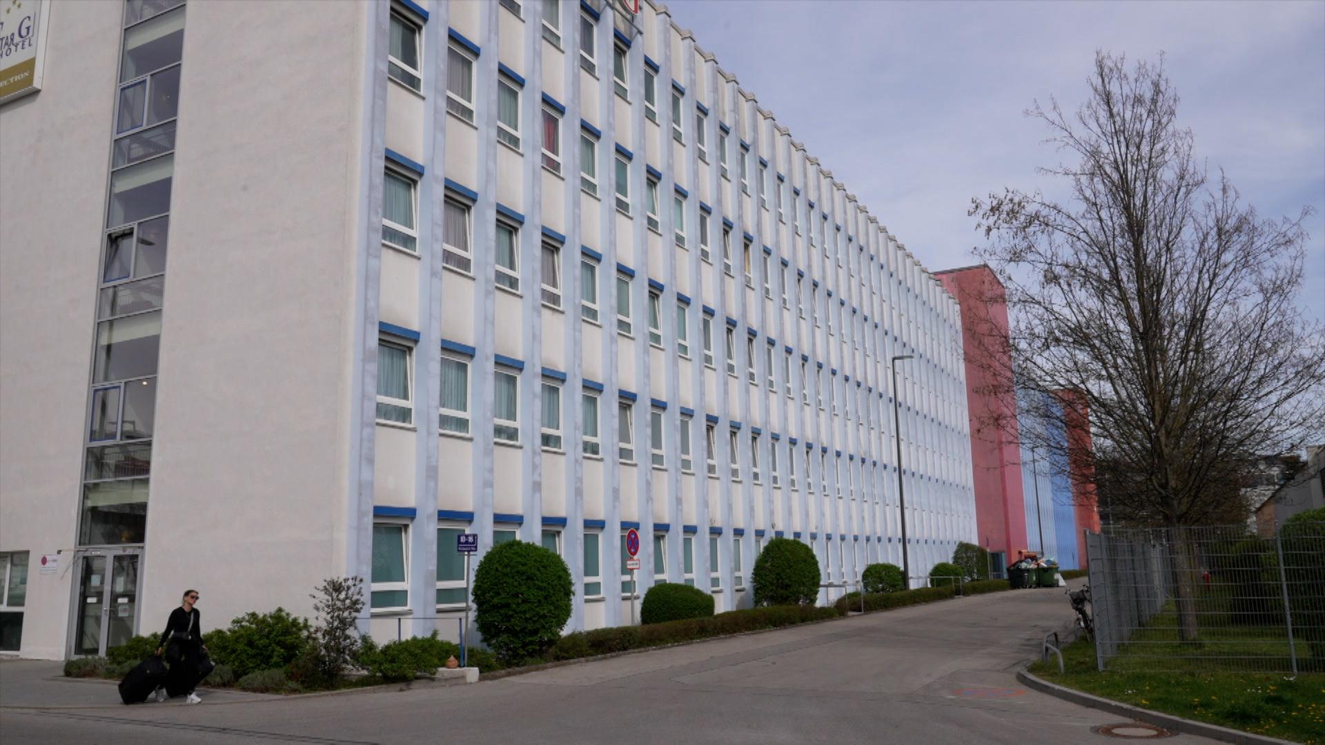 Unterkunft in München: Für rund 900 Geflüchtete, überwiegend aus der Ukraine, will der Freistaat ab Mai keine Hotelkosten mehr übernehmen.