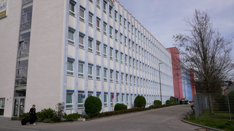 Unterkunft in München: Für rund 900 Geflüchtete, überwiegend aus der Ukraine, will der Freistaat ab Mai keine Hotelkosten mehr übernehmen. | Bild: Bayerischer Rundfunk 2025 Unterkunft in München: Für rund 900 Geflüchtete, überwiegend aus der Ukraine, will der Freistaat ab Mai keine Hotelkosten mehr übernehmen.