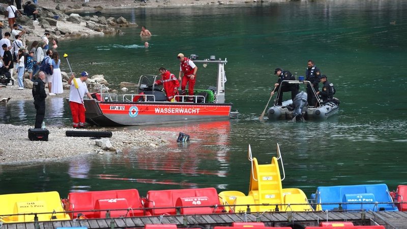 Rettungskräfte von Polizei und Wasserwacht legen hinter den Tretbooten eines geschlossenen Bootsverleihs am Ufer des Eibsees an. | Bild: dpa-Bildfunk/Karl-Josef Hildenbrand Rettungskräfte von Polizei und Wasserwacht legen hinter den Tretbooten eines geschlossenen Bootsverleihs am Ufer des Eibsees an.