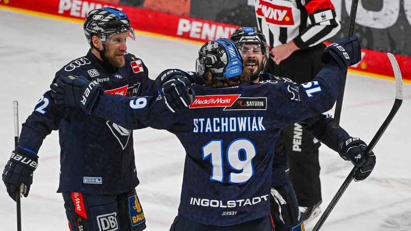 Jubel beim ERC Ingolstadt im fünften Spiel der Play-off-Halbfinalserie gegen Köln | Bild: picture-alliance/dpa Jubel beim ERC Ingolstadt im fünften Spiel der Play-off-Halbfinalserie gegen Köln