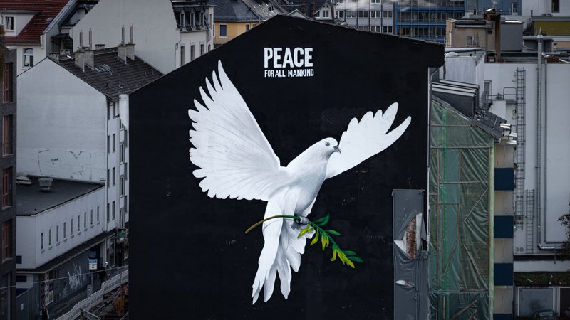 "PEACE FOR ALL MANKIND" (Frieden für die ganze Menschheit) steht über dem Bild einer riesigen Friedenstaube an einer Hauswand in Frankfurt am Main | Bild: picture alliance / greatif | Florian Gaul "PEACE FOR ALL MANKIND" (Frieden für die ganze Menschheit) steht über dem Bild einer riesigen Friedenstaube an einer Hauswand in Frankfurt am Main