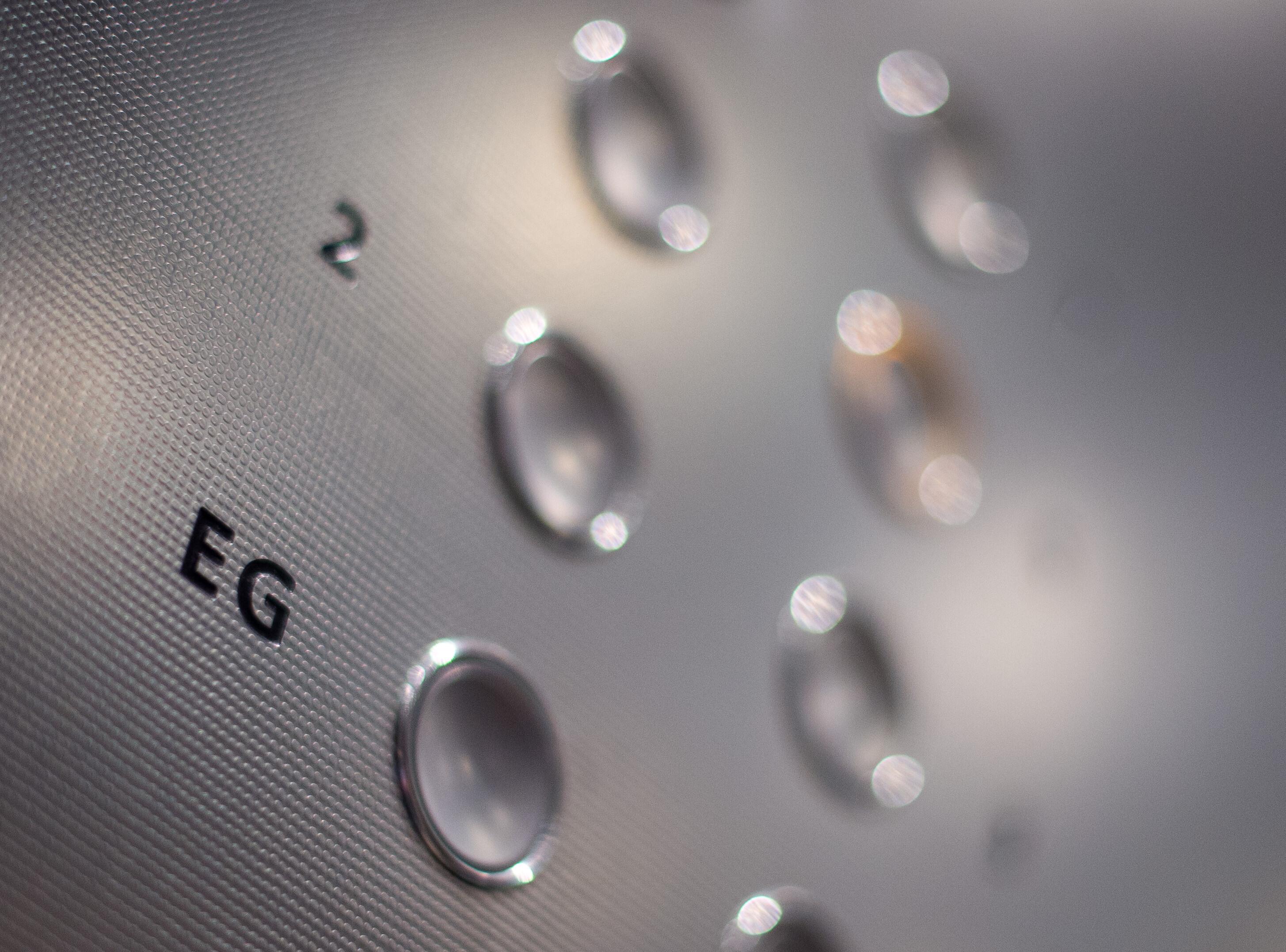 Knöpfe eines Aufzugs. 