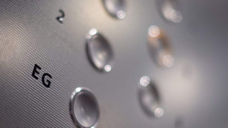 Knöpfe eines Aufzugs. | Bild: picture alliance / dpa | Lukas Schulze Knöpfe eines Aufzugs.