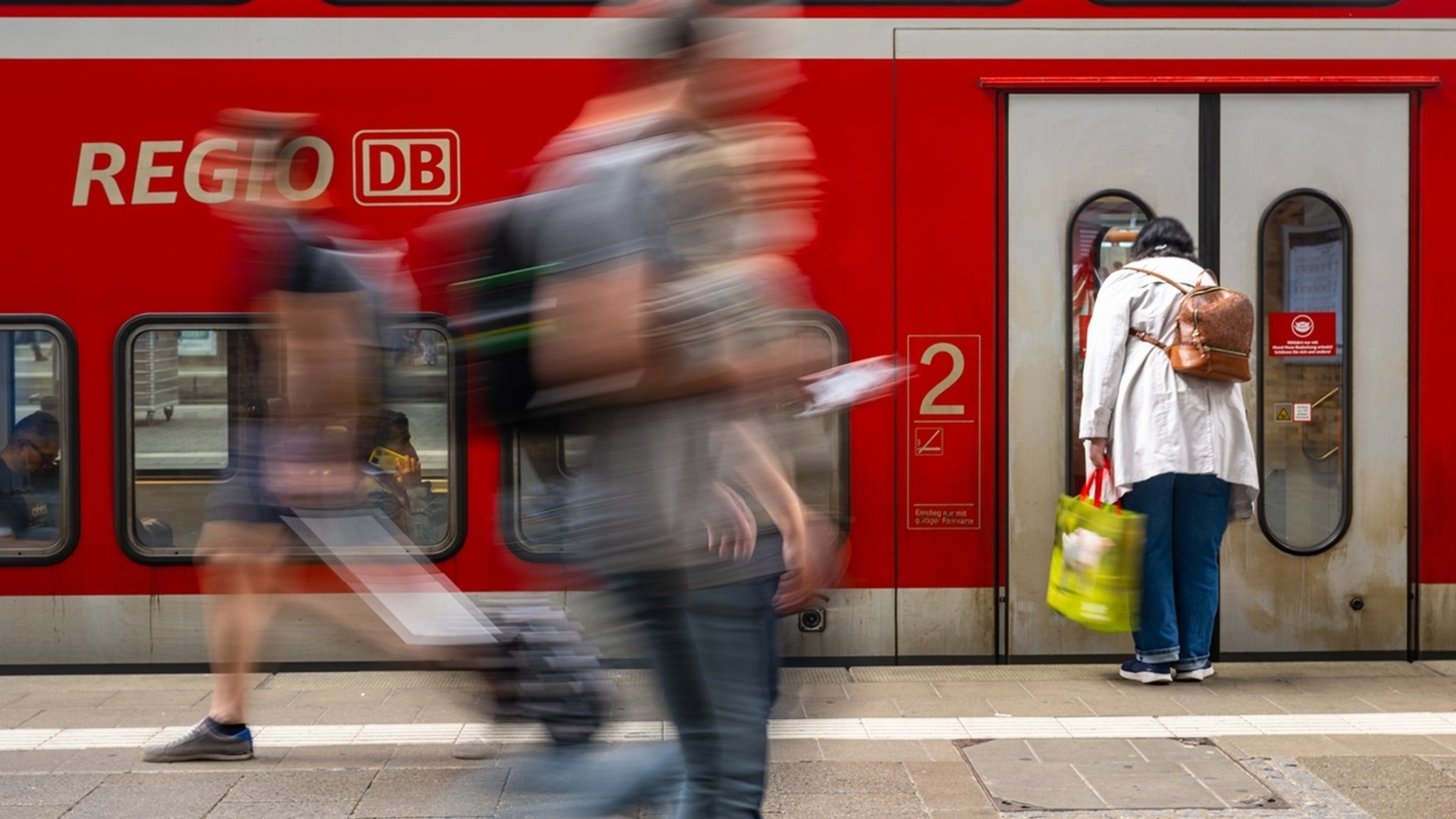 Verkehrsminister Bernreiter warnt vor höheren Bahn-Preisen