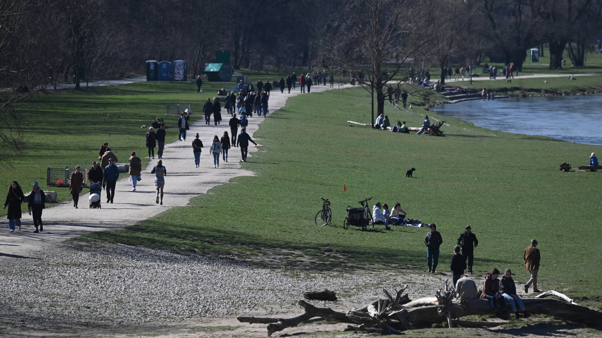 Menschen spazieren entlang der Isar in München (Symbolbild)