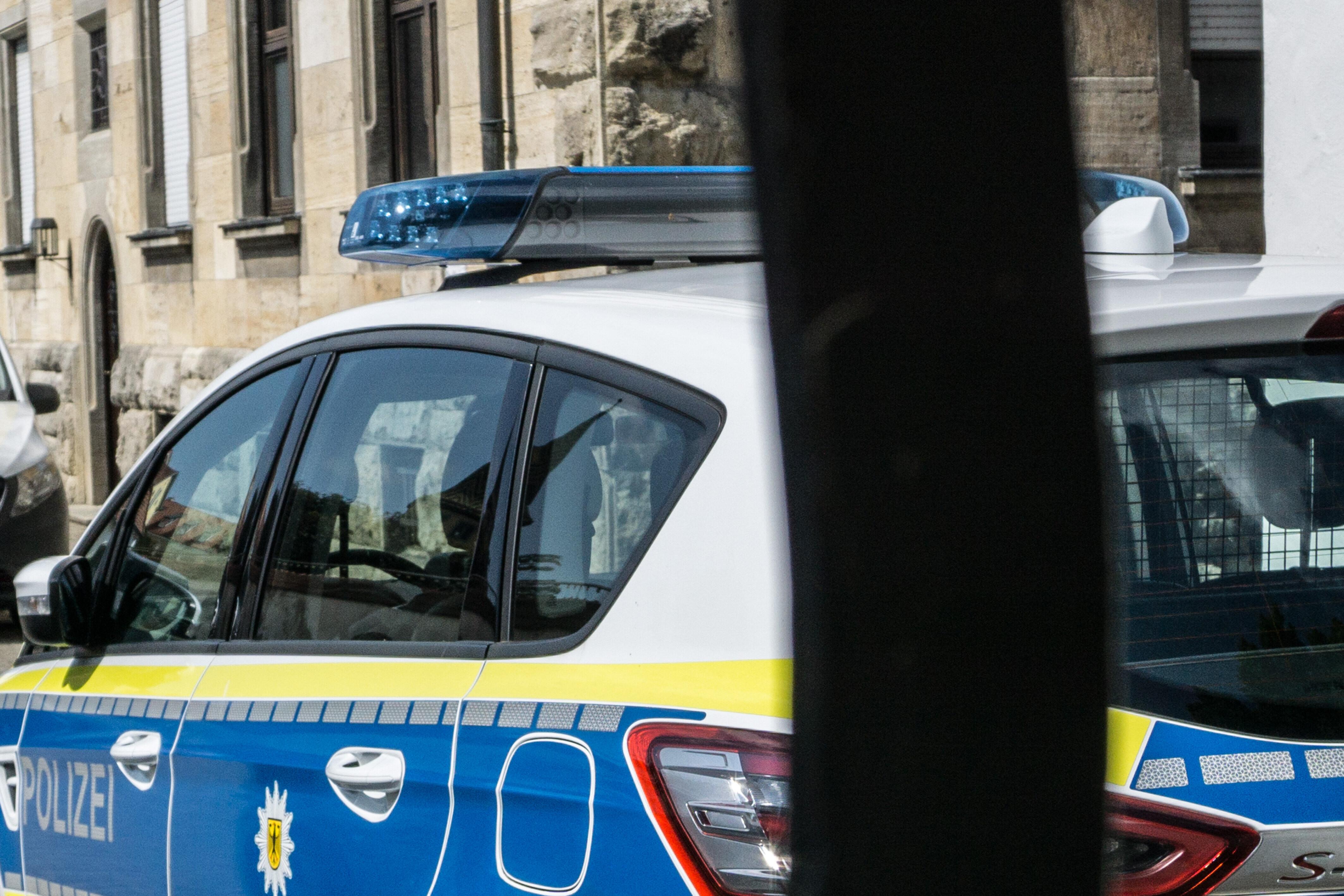 Symbolbild: Ein Einsatzfahrzeug der Polizei, Streifenwagen mit Blaulicht in Lindau.