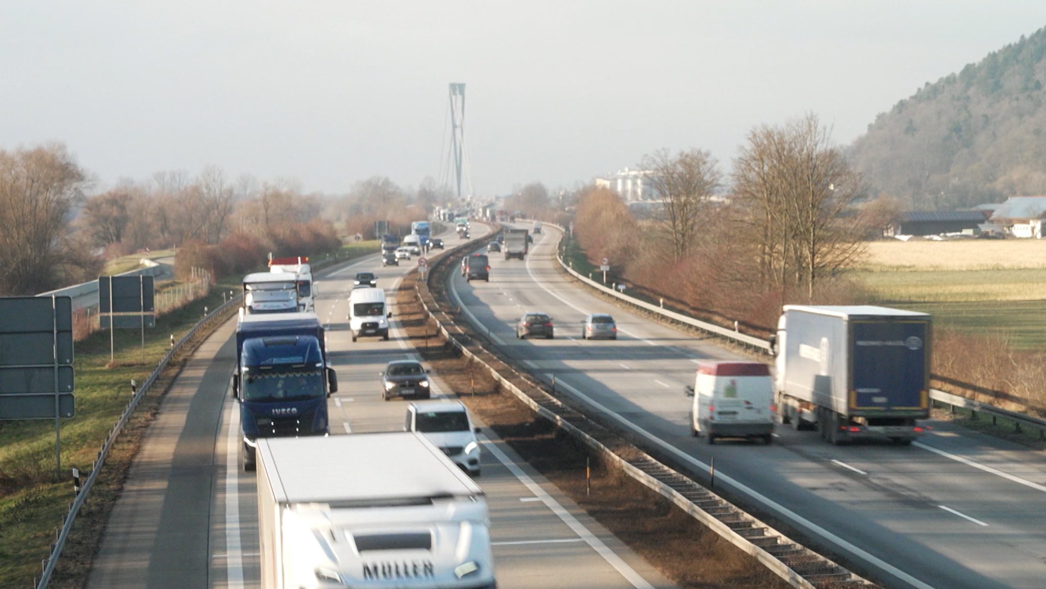 Heute hat der Bundesverkehrsminister den Startschuss für baureife Straßenprojekte gegeben. Bayern kriegt jedenfalls kommendes Jahr einige neue Baustellen. | Bild: BR Heute hat der Bundesverkehrsminister den Startschuss für baureife Straßenprojekte gegeben. Bayern kriegt jedenfalls kommendes Jahr einige neue Baustellen.