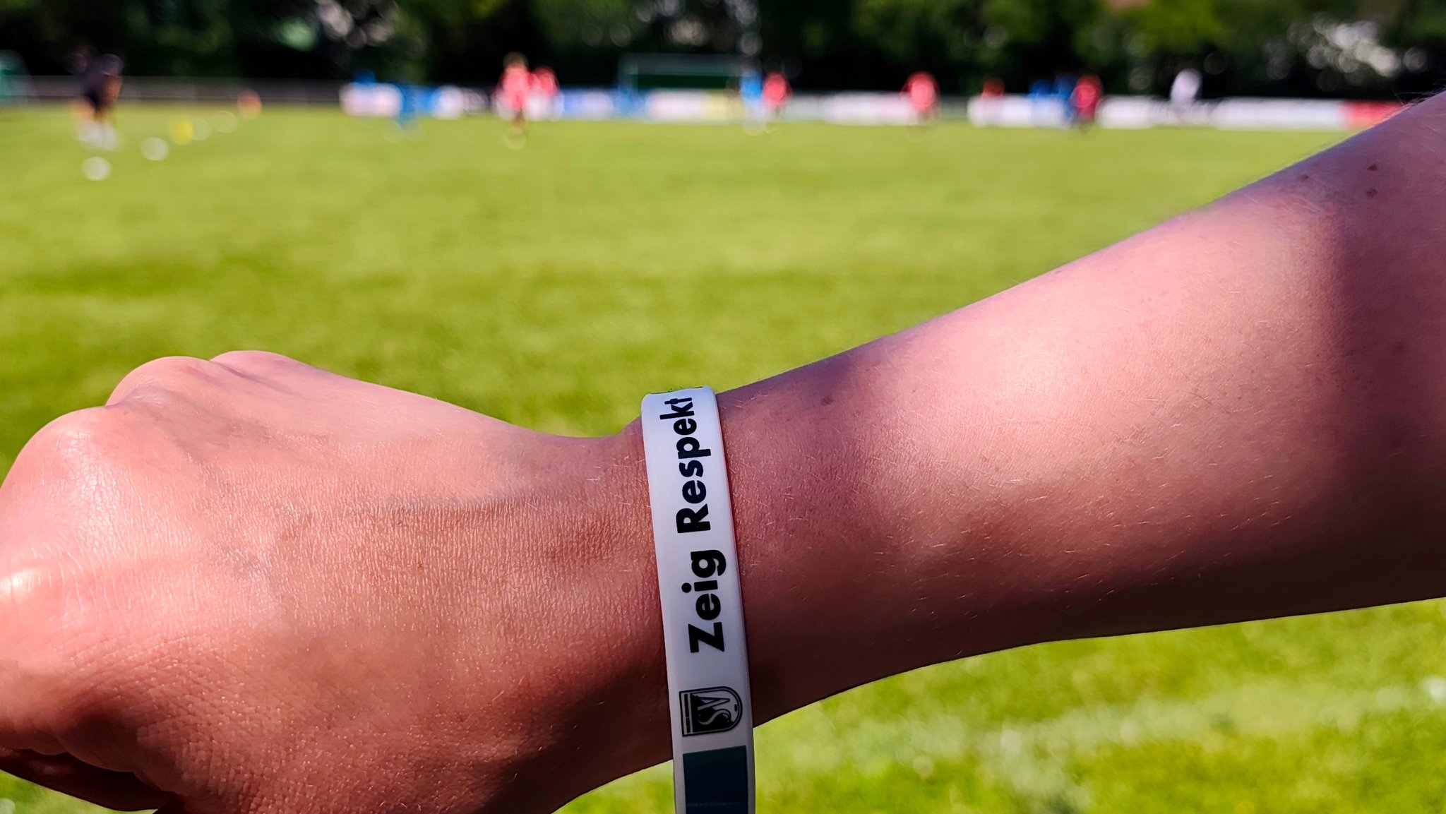 Eine Spielermutter mit dem "Zeig Respekt"-Armband.