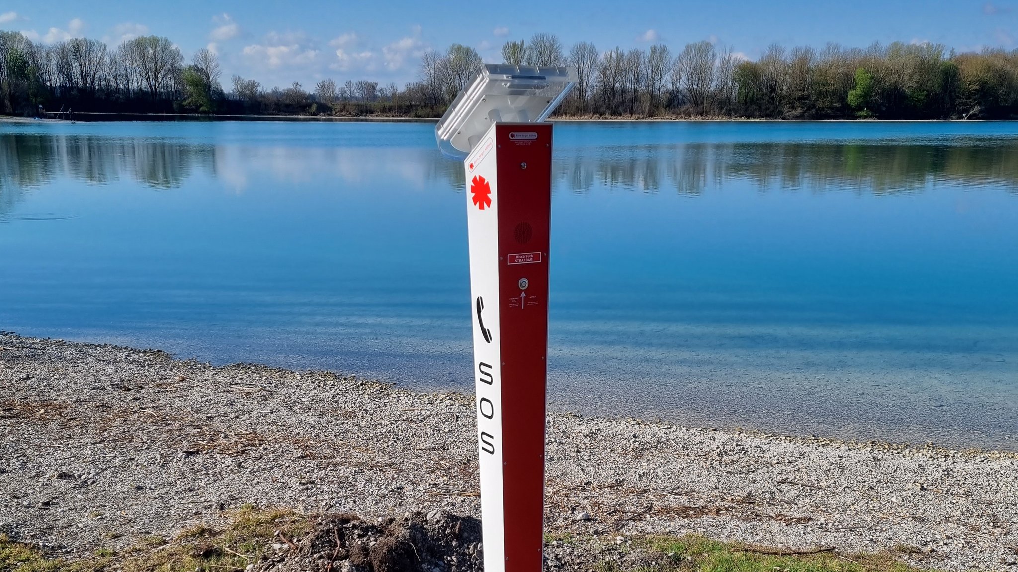 Die neue Notrufsäule am Riemer See