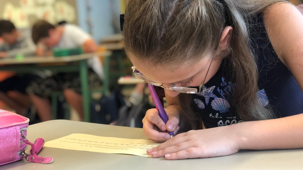 Kinder haben zunehmend Probleme beim Schreiben mit der Hand. Ein EU-weites Projekt will die Handschrift fördern.