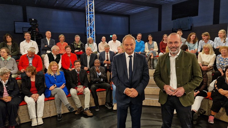 links: Münchner Pfarrer Rainer Maria Schießler, rechts: Manfred Weber (CSU), Partei- und Fraktionsvorsitzender der EVP im Europaparlament. | Bild: Julius Kolb/BR links: Münchner Pfarrer Rainer Maria Schießler, rechts: Manfred Weber (CSU), Partei- und Fraktionsvorsitzender der EVP im Europaparlament.