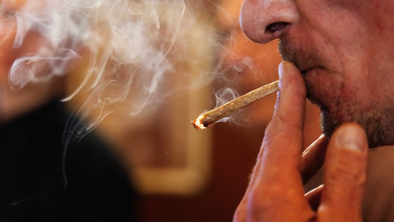 Ein Mann raucht einen Joint (Symbol- und Archivbild) | Bild: picture alliance / ANP Iris van den Broek Ein Mann raucht einen Joint (Symbol- und Archivbild)